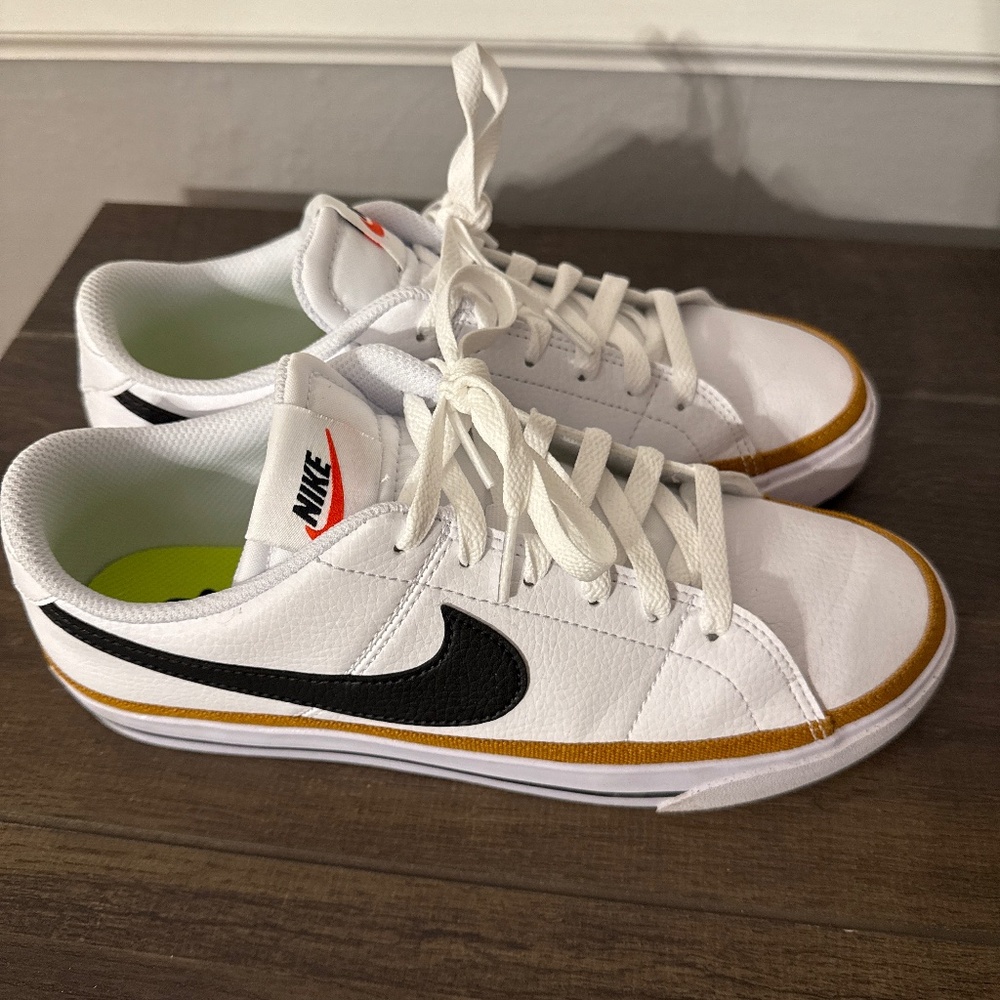 Women’s Nike court legacy